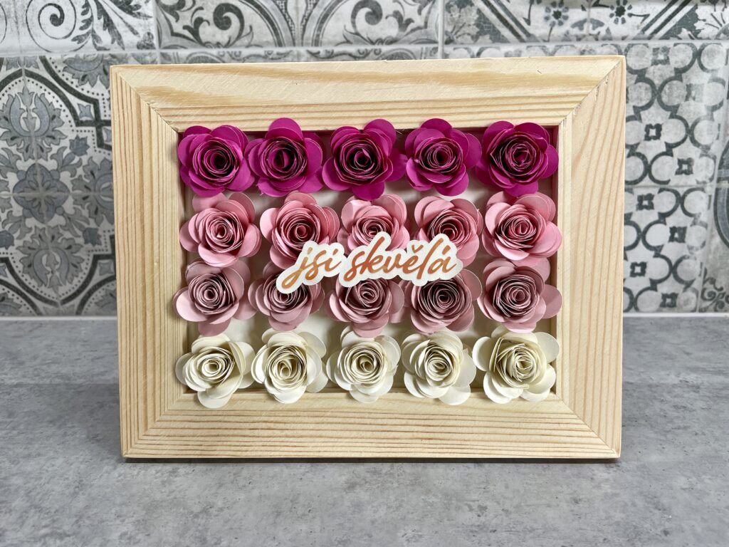 rámeček z papírových květin